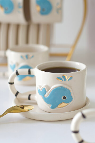 ada mia seramik كوب سيراميك مصنوع يدويًا مع شكل الحوت الأزرق وزخرفة ذهبية عيا...