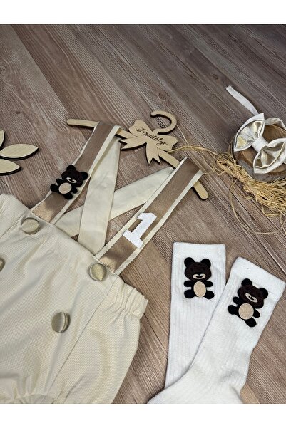 Feriatolye El yapımı Ayıcık konsepti krem gold erkek bebek pasta patlatma kostümü