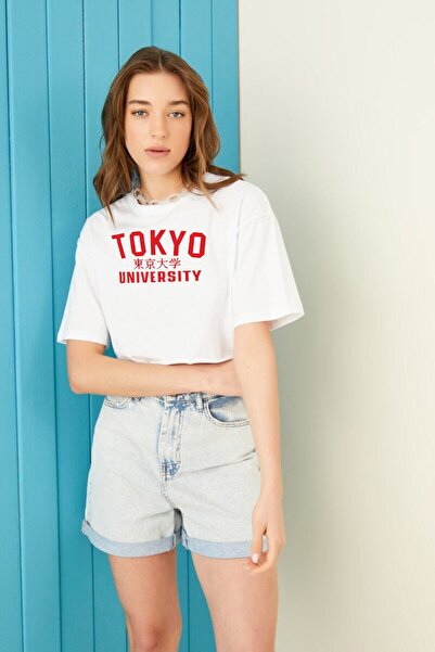 BESTTRENDY قميص نسائي قصير كبير الحجم مطبوع عليه جامعة طوكيو باللون الأبيض من...