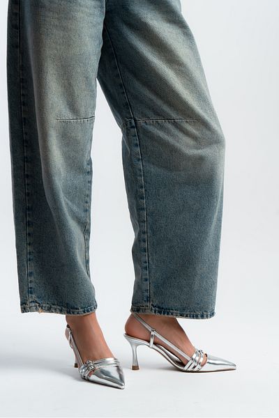 NİŞANTAŞI SHOES حذاء نسائي ذو كعب عالي من الجلد اللامع باللون الفضي من Andrina مع رباط للكاحل بتفاصيل حزام