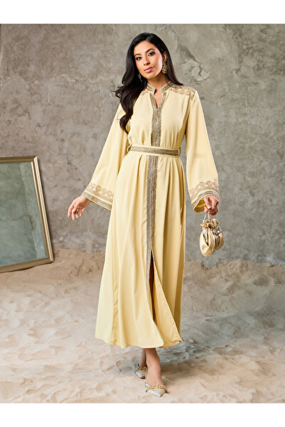 Styli حزام جلابية مع حافة دانتيل مطرزة وياقة مدببة