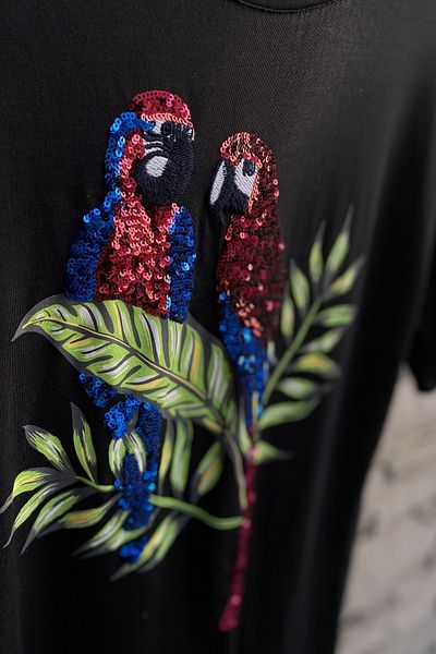 FEMELLE Tricou din bumbac brodat cu paiete și paiete papagal negru