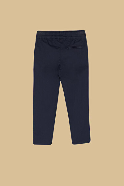 TRENDYOLKIDS Sötétkék fiú nadrág - normál szabású, elasztikus derékkal, megkötött, iskolai szövésű Tkdss24pl00004