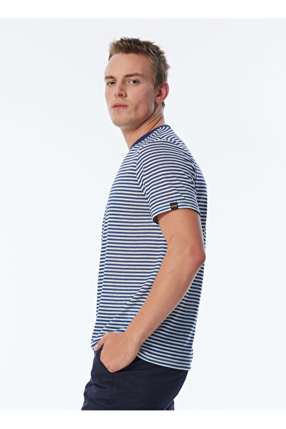 Jeep Beyaz - Lacivert Erkek Bisiklet Yaka Relaxed Çizgili T-Shirt C4SM-TST4645