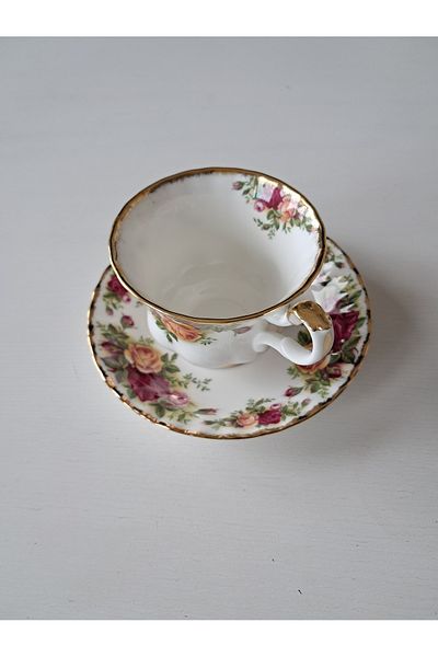Royal Albert ANTIQUE Bone China Tea Cup and Saucer - Old Country Roses England