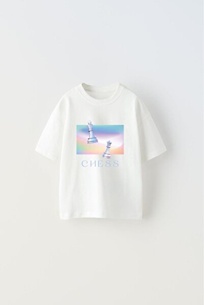 GIA - ART The Champ Chess Печатана цветна шахматна тениска за момчета в бял цвят