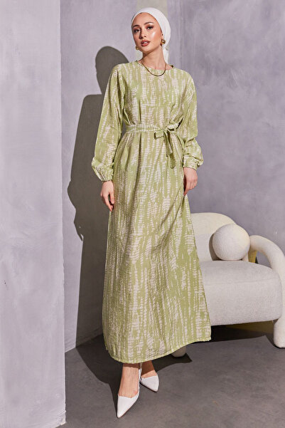 benguen 3996 Wzorzysta sukienka hidżab w kolorze zielonym