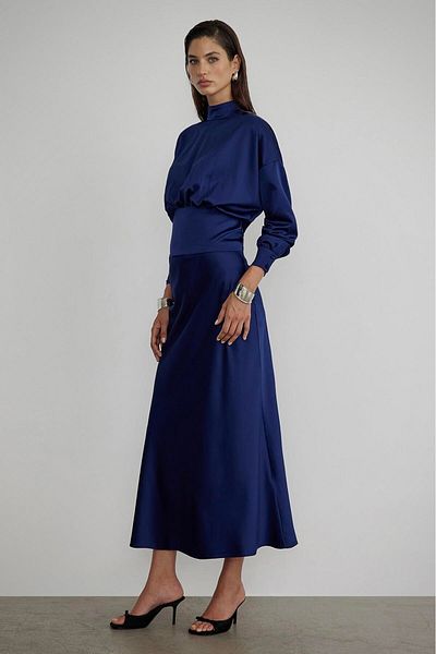Suud Collection Saténová halenka s námořnickým páskem v námořnické modré barvě