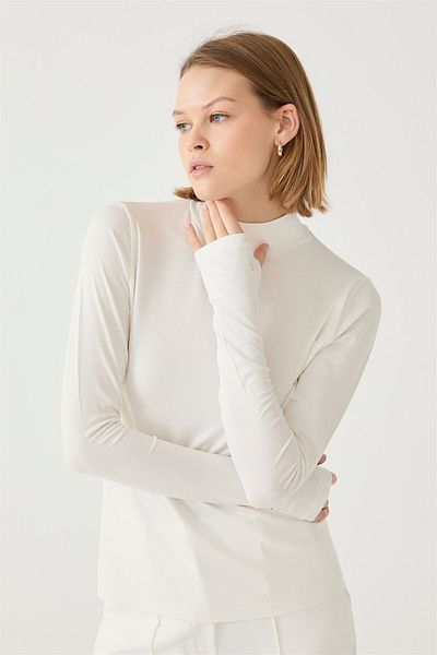 Suud Collection Ecrufarbener Body mit Zehendetail