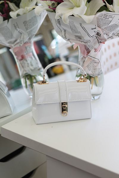 Moom Bag Geantă de umăr cu lanț detaliat cu cataramă din piele albă pentru femei