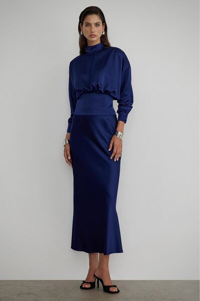 Suud Collection Saténová halenka s námořnickým páskem v námořnické modré barvě