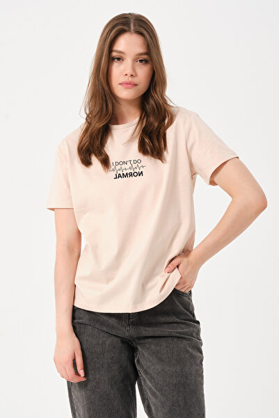 Owut Collection تي شيرت نسائي بيج - "لا تفعل ذلك بشكل طبيعي" تفاصيل طباعة نصي...