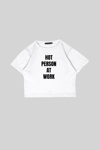 Sekizbiraltı Crop Top alb - Persoană fierbinte la locul de muncă imprimat
