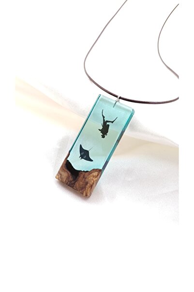 Selenge Art Derin - Vatoz Balığı ve Dalgıç Temalı El Yapımı Epoksi Kolye Unisex