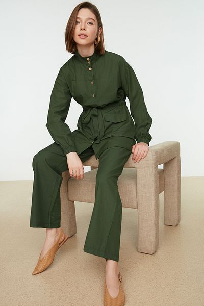 Trendyol Modest Khakifarbener gewebter Hemd-Hosen-Anzug mit Stehkragen und Gürtel TCTSS21AU0247