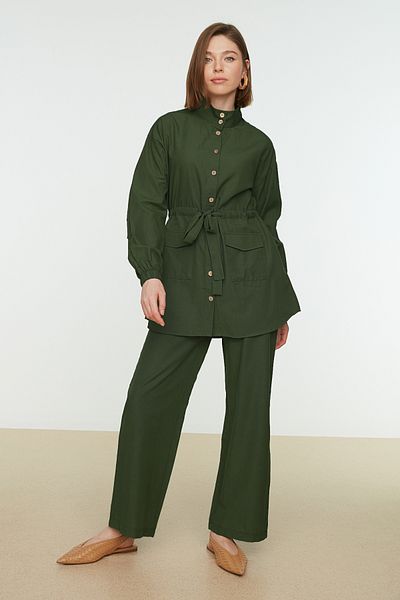 Trendyol Modest Khakifarbener gewebter Hemd-Hosen-Anzug mit Stehkragen und Gürtel TCTSS21AU0247