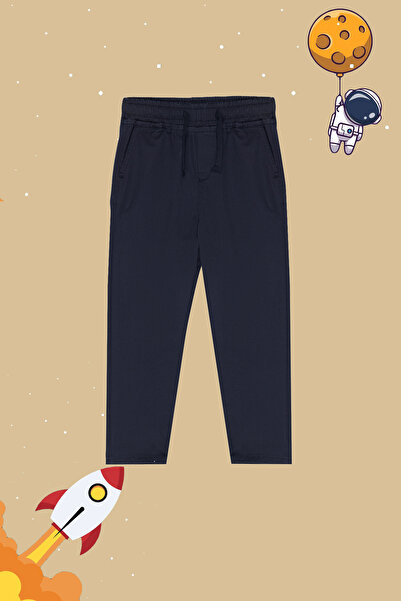 TRENDYOLKIDS Sötétkék fiú nadrág - normál szabású, elasztikus derékkal, megkötött, iskolai szövésű Tkdss24pl00004