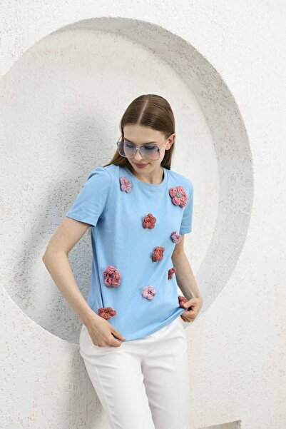 SHİROSA Μπλουζάκι από χτενισμένο βαμβάκι με μπλε πλέξη - Λεπτομέρεια με λουλούδια