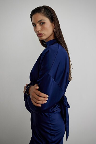 Suud Collection Saténová halenka s námořnickým páskem v námořnické modré barvě