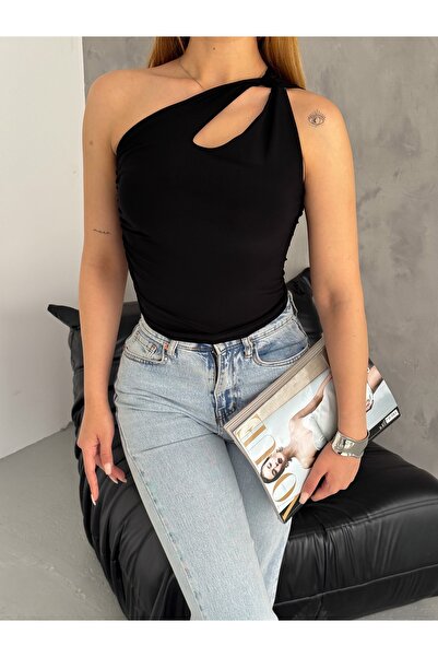 QUTTA بلوزة نسائية سوداء قصيرة - كتف ملتوي