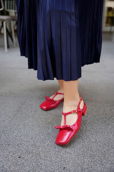 LAMİNTA حذاء باليه نسائي من مارتا مزين بفيونكة حمراء