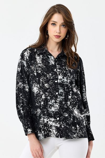 MD trend Cămașă oversize din satin - cu model folie, mâneci cu balon și detaliu cu șnur pe umeri