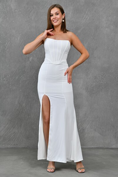 bayansepeti Biała sukienka maxi bez ramiączek z gorsetowym detalem i rozcięciem – z podszewką 167