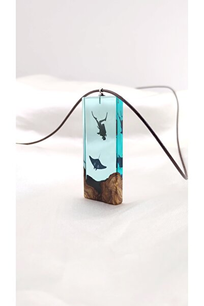 Selenge Art Derin - Vatoz Balığı ve Dalgıç Temalı El Yapımı Epoksi Kolye Unisex