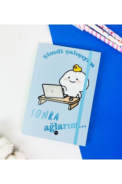hediyeofisi دفتر ملاحظات مطاطي ذو غطاء صلب بتصميم I'm Working Now After I Cry