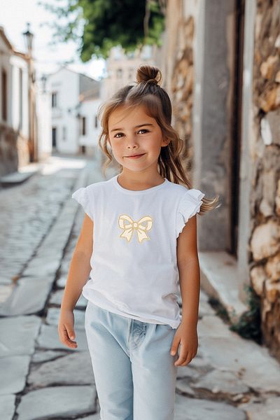 TRENDYOLKIDS Weißes Mädchen-T-Shirt mit Bandmuster und Rüschenärmeln aus Baumwolle mit kurzen Ärmeln TKDSS24TS00006