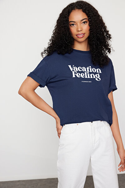 Trendyol Collection Sötétkék nyomott mintás prémium 100% vastag pamut, laza/kényelmes szabású kötött póló TWOSS24TS00178