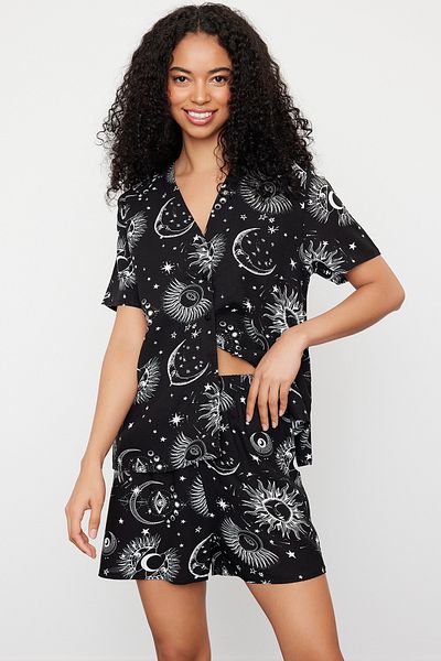 Trendyol Collection Costum de pijama din viscoză cu imprimeu Galaxy negru cu pantaloni scurți - THMSS24PT00135