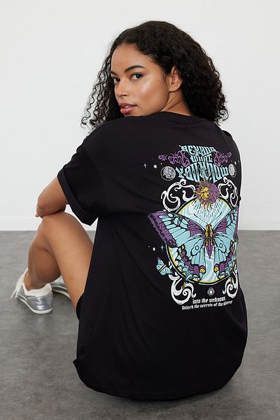 Trendyol Collection Tricou negru 100% bumbac, tricotat supradimensionat/wide, cu imprimeu cu fluturi față și spate TWOSS24TS00274