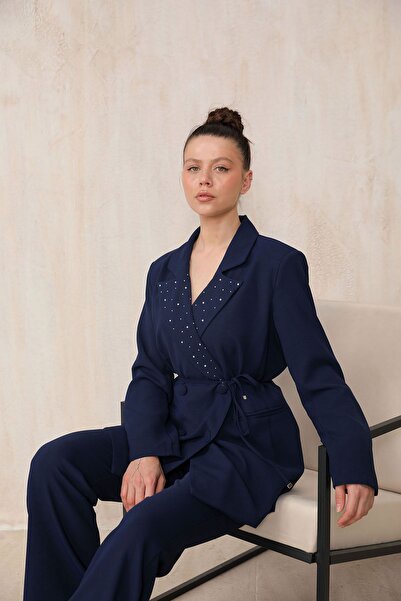 Melike Tatar طقم جاكيت بياقة مرصعة باللون الأزرق الداكن - 32-2083