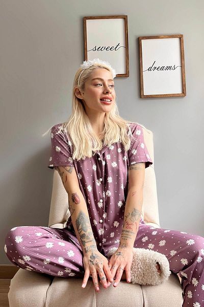Pijamaevi Pijamale de damă cu mânecă scurtă, cu nasturi în față, cu model de margarete violet
