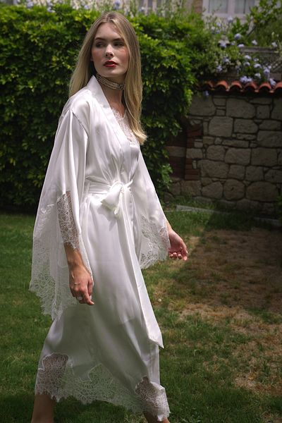 Mita Concept White Satin - Franchise Lace Bat Sleeve Kimono