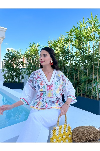 ESRAHELVACI قميص أبيض مطرز برقبة على شكل حرف V