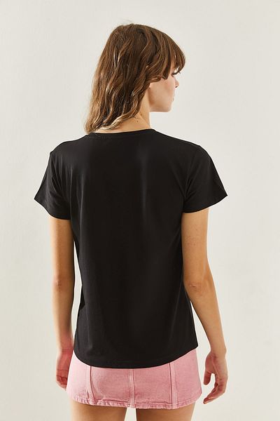 Bianco Lucci Heart Embroidered V-Neck Women's T-Shirt - Embroidered60251306