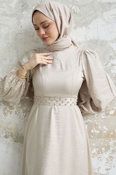 InStyle Rochie sclipitoare din satin cu centura de piatra - bej