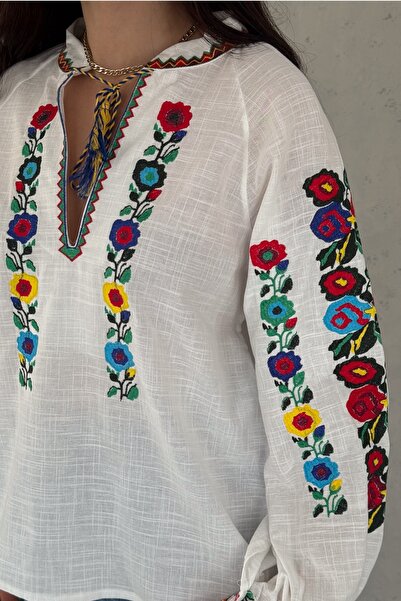 FEMELLE Bílá vyšívaná bavlněná halenka se střapcem