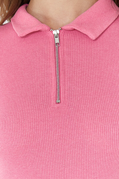 Trendyol Collection Πλεκτή μπλούζα πόλο με ελαστικό ριμπ γιακά - ροζ, εφαρμοστό, με φερμουάρ Λεπτομερείς TWOSS23BZ00496