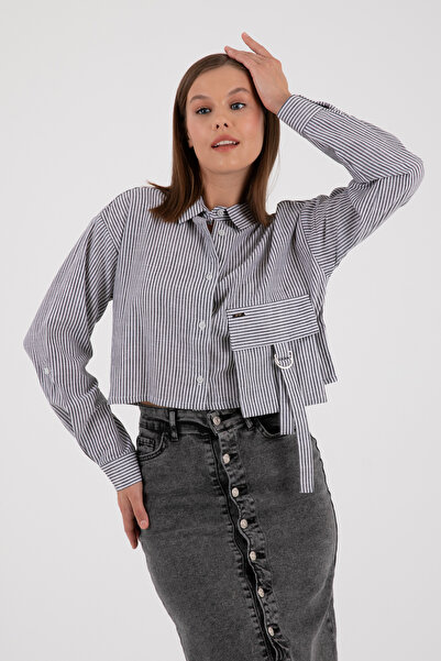 ŞEYDA ERTEM KOYU GRİ ÇİZGİLİ CROP GÖMLEK CEP DETAYLI