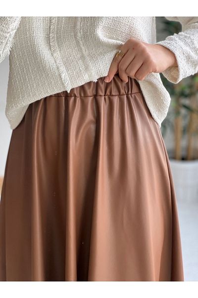 Nisa Nalbantoğlu Ταν δερμάτινη φούστα καμπάνα