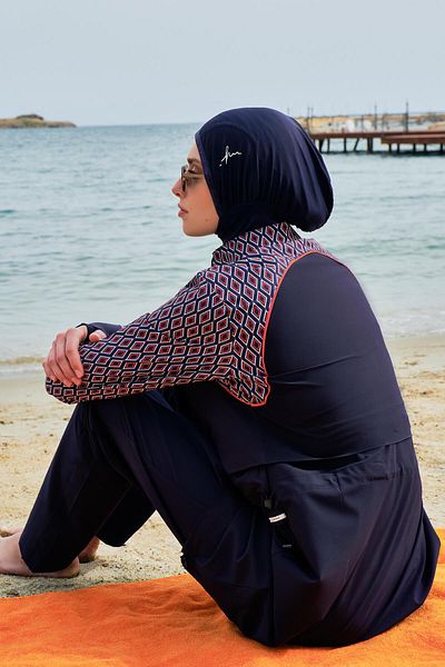 Haşema Esila Navy Blue Red Handle με μοτίβο Gilet Full Hijab μαγιό