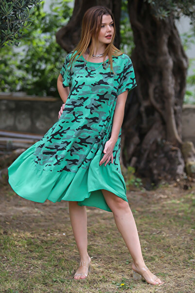 Chiccy Σκούρο παστέλ πράσινο - Casual φόρεμα με βολάν καμουφλάζ φούστα με λαιμόκοψη