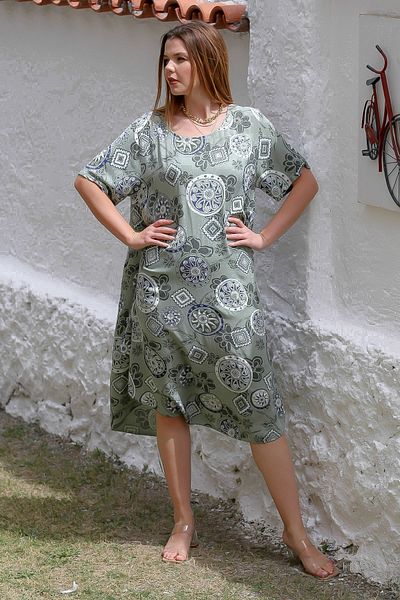 Chiccy Χακί V-Neck - Allover εμπριμέ casual φόρεμα με οβάλ φούστα