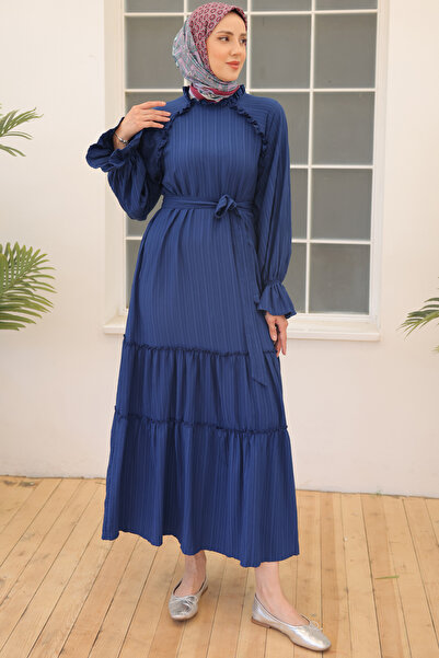 benguen 2084-es modell sötétkék ruha - övvel és fodros részletességgel