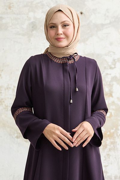 InStyle Damson Ferace s detailem výšivky - šněrování