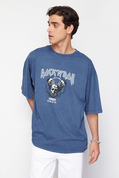 Trendyol Collection Oversize bavlněné tričko s potiskem Indigo Rock - TMNSS23TS00167