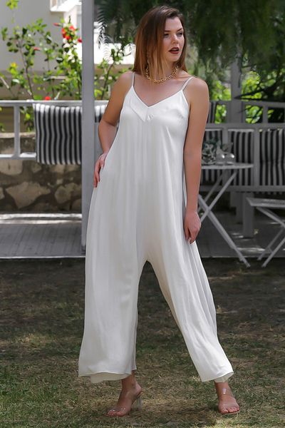 Chiccy Salopetă albă din viscoză cu bretele cu decolteu în V - stil casual italian, picior lat
